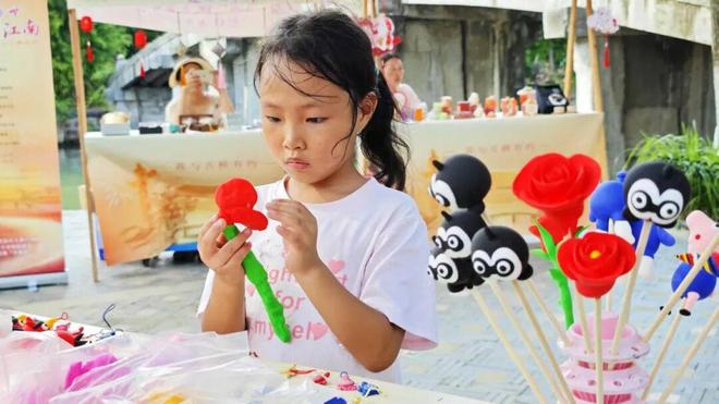 祥桥上舞翩跹团圆月满庆华年麻将胡了2试玩金泽古镇：迎(图2)